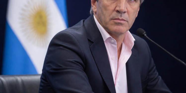 Luis Caputo intercambia deuda en pesos por bonos en dólares con el BCRA y prepara el terreno para un REPO
