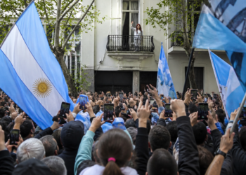 A un año de la prisión de Cristina Kirchner, el peronismo se moviliza frente a su hogar