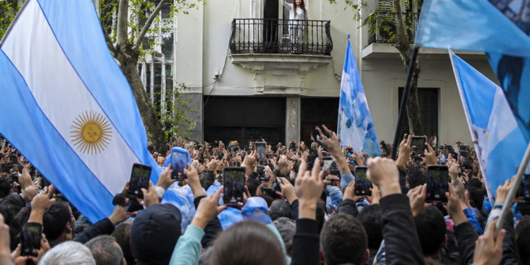 A un año de la prisión de Cristina Kirchner, el peronismo se moviliza frente a su hogar