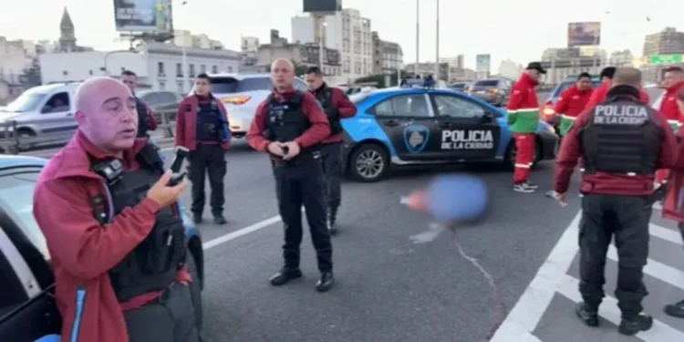 Tiroteo en la Autopista 9 de Julio Sur: motociclista se defiende y abatió a un ladrón