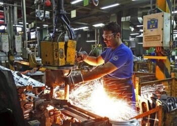 La UIA señala que la producción industrial volvió a decrecer en mayo y suma un año de estancamiento