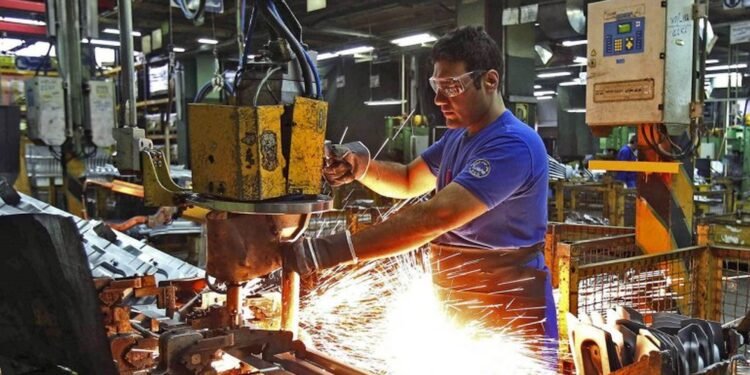 La UIA señala que la producción industrial volvió a decrecer en mayo y suma un año de estancamiento