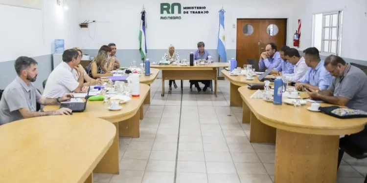 Casi 15 horas de diálogo sin consenso: la paritaria entre agroexportadores y sindicatos avanza hoy