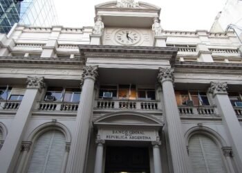 La subida del dólar interrumpe el carry trade tras las elecciones y activa la intervención del Estado