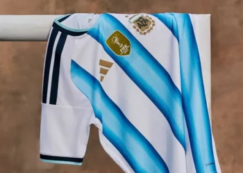 La Evolución de la Indumentaria de la Selección Argentina en los Mundiales: Desde la Camiseta de Maradona en México 86 hasta el Look de 2026