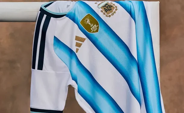 La Evolución de la Indumentaria de la Selección Argentina en los Mundiales: Desde la Camiseta de Maradona en México 86 hasta el Look de 2026