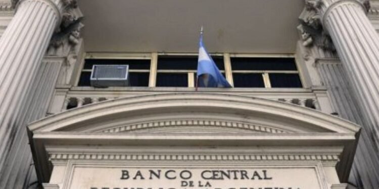 Las consultoras del BCRA prevén una inflación del 2% para junio y julio: proyecciones para los próximos meses