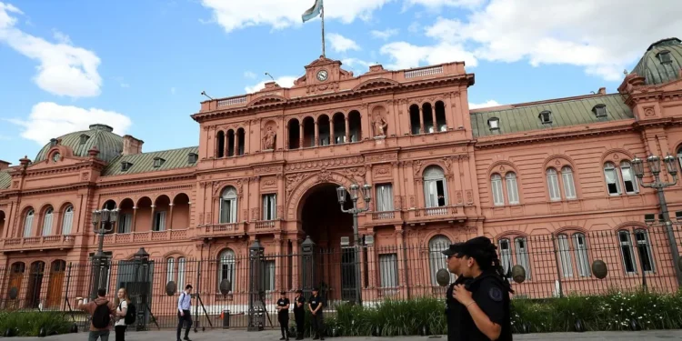 Explicaciones del Gobierno sobre la reciente alza del dólar y perspectivas de crédito
