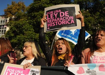 Frenan el decreto del Gobierno que limitaba tratamientos de identidad de género para menores