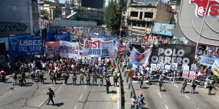 Tensión en el Puente Pueyrredón: manifestantes intentan obstaculizar el acceso y la policía implementó medidas de seguridad