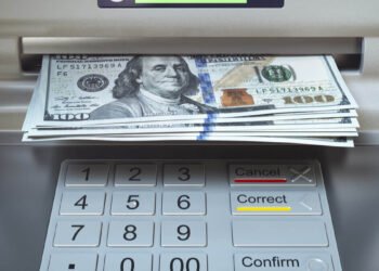 Qué tener en cuenta antes de retirar dinero de un cajero automático durante un viaje al exterior