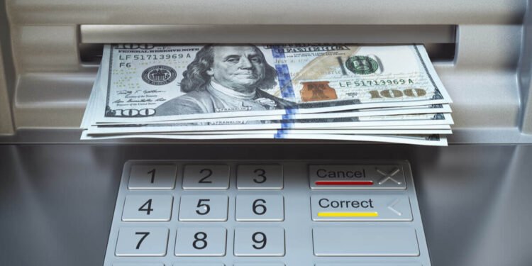 Qué tener en cuenta antes de retirar dinero de un cajero automático durante un viaje al exterior