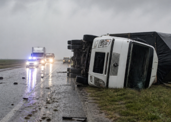 Severa tormenta en Santa Fe: camiones volcaron en las rutas y persiste la alerta por tormentas con granizo