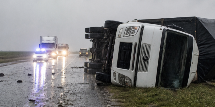 Severa tormenta en Santa Fe: camiones volcaron en las rutas y persiste la alerta por tormentas con granizo