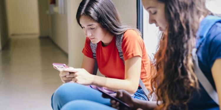 El uso temprano de redes sociales podría afectar el rendimiento escolar, según un estudio