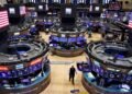 El riesgo país baja de los 500 puntos y los mercados siguen de cerca la evolución de los activos argentinos