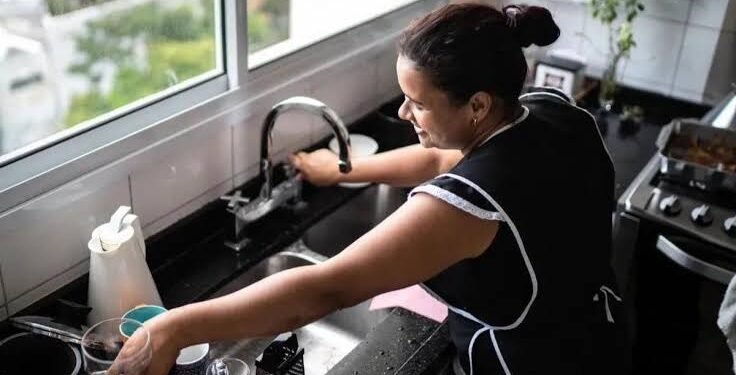 Personal doméstico: cuánto se paga por hora y por mes desde agosto