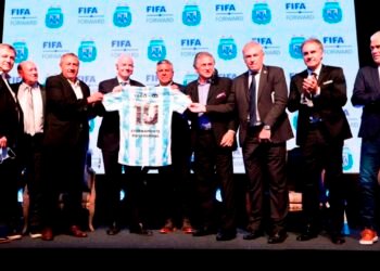 Leyendas del fútbol respaldan a Infantino en medio de críticas
