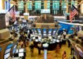 Bonos y acciones argentinas caen en Wall Street y el riesgo país sigue por encima de los 500 puntos