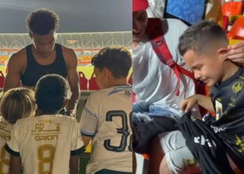 Curiosa escena en Anfield: Isak obsequió su camiseta a un niño y un adulto la reclamó en la tribuna