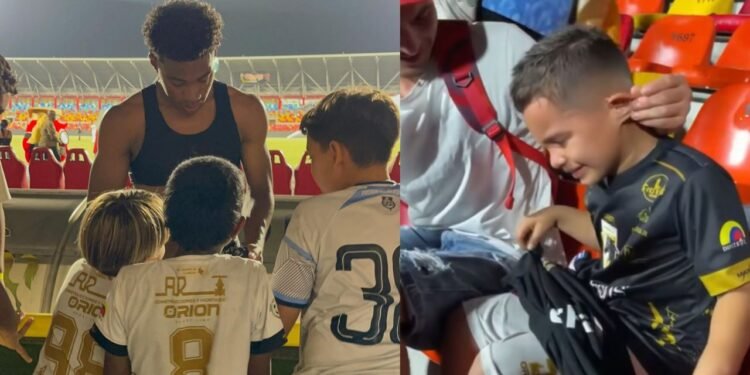Curiosa escena en Anfield: Isak obsequió su camiseta a un niño y un adulto la reclamó en la tribuna