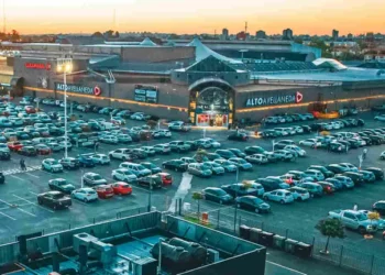 Incendio de grandes proporciones en un depósito cercano al shopping de Avellaneda: ocho unidades de bomberos trabajan en el sitio