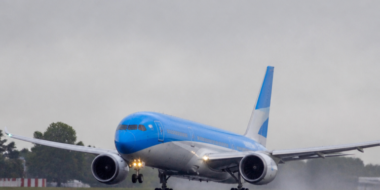 Un vuelo de Aerolíneas Argentinas que partió hacia Madrid regresa a Ezeiza por problemas técnicos