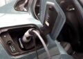 Autos eléctricos e híbridos enchufables: cuánto cuesta cargarlos y qué hay que saber para hacerlo en casa