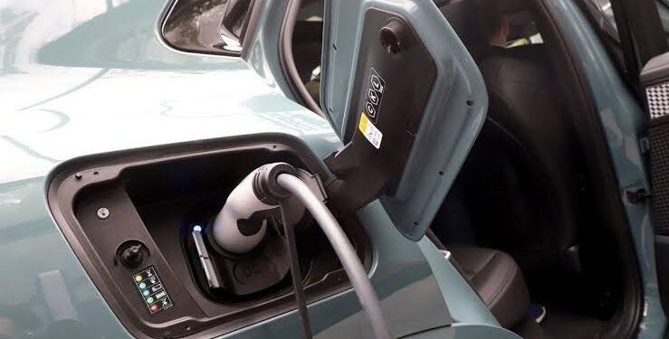 Autos eléctricos e híbridos enchufables: cuánto cuesta cargarlos y qué hay que saber para hacerlo en casa