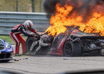 Accidente en el China GT: un piloto arriesga su vida para salvar a su colega atrapado en un auto en llamas