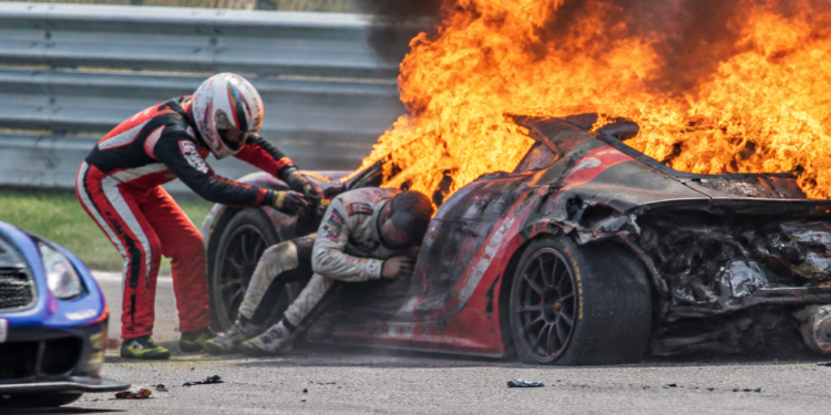 Accidente en el China GT: un piloto arriesga su vida para salvar a su colega atrapado en un auto en llamas