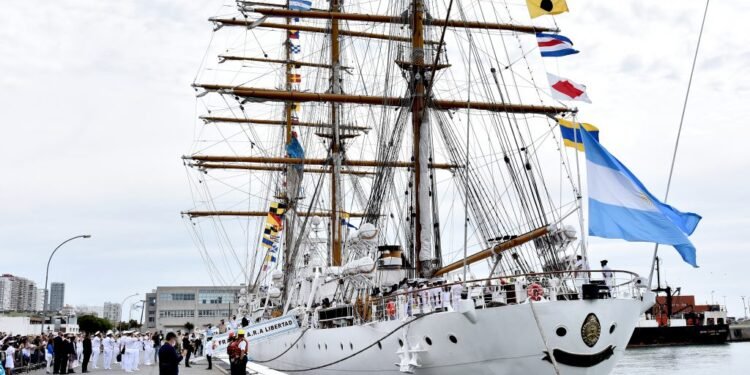 El curioso incidente de la tripulante de la Fragata Libertad en una transmisión en vivo