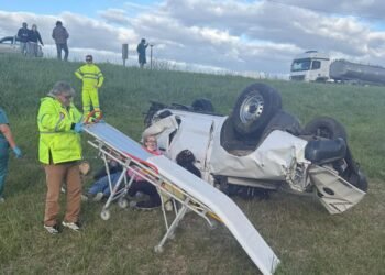 Tragedia en la ruta 2: dos arquitectos muertos tras un vuelco