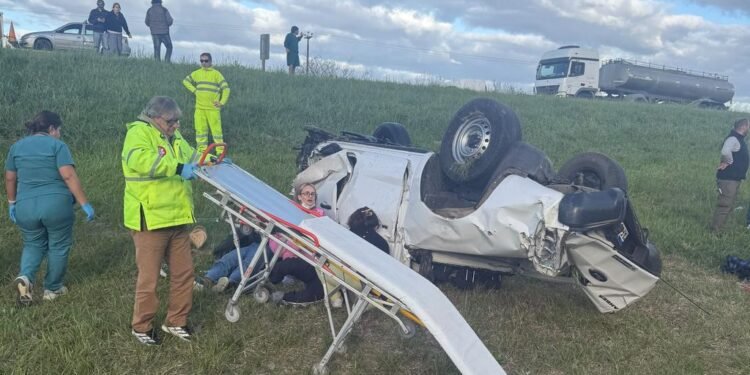 Tragedia en la ruta 2: dos arquitectos muertos tras un vuelco