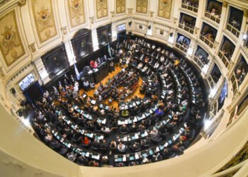 La provincia de Buenos Aires regulará el uso de celulares en las escuelas: cambios y fecha de implementación