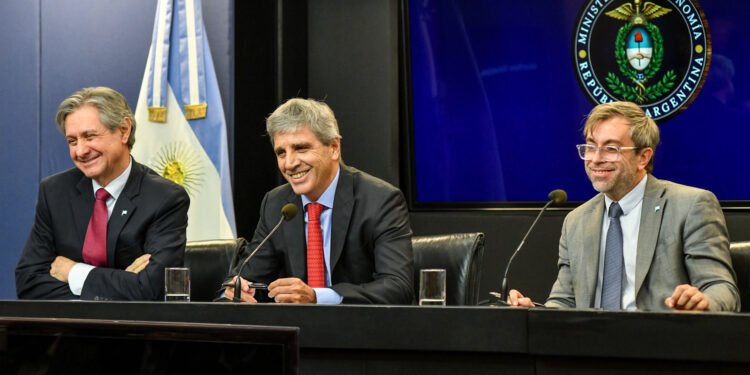 El Gobierno evalúa alternativas para conseguir dólares y crece la atención sobre las tasas en pesos