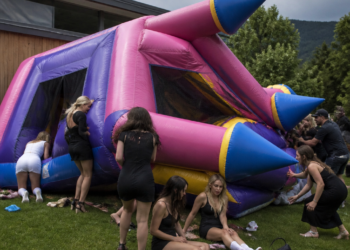 Accidente en una despedida de soltera: un castillo inflable volcó y varias personas resultaron heridas