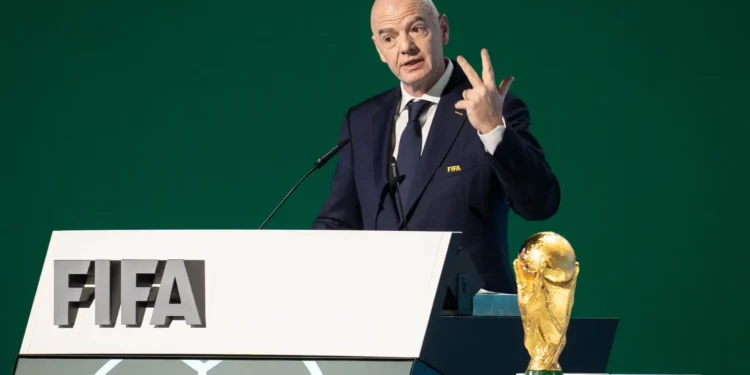 Gianni Infantino busca recuperar la confianza en la FIFA tras un polémico proyecto